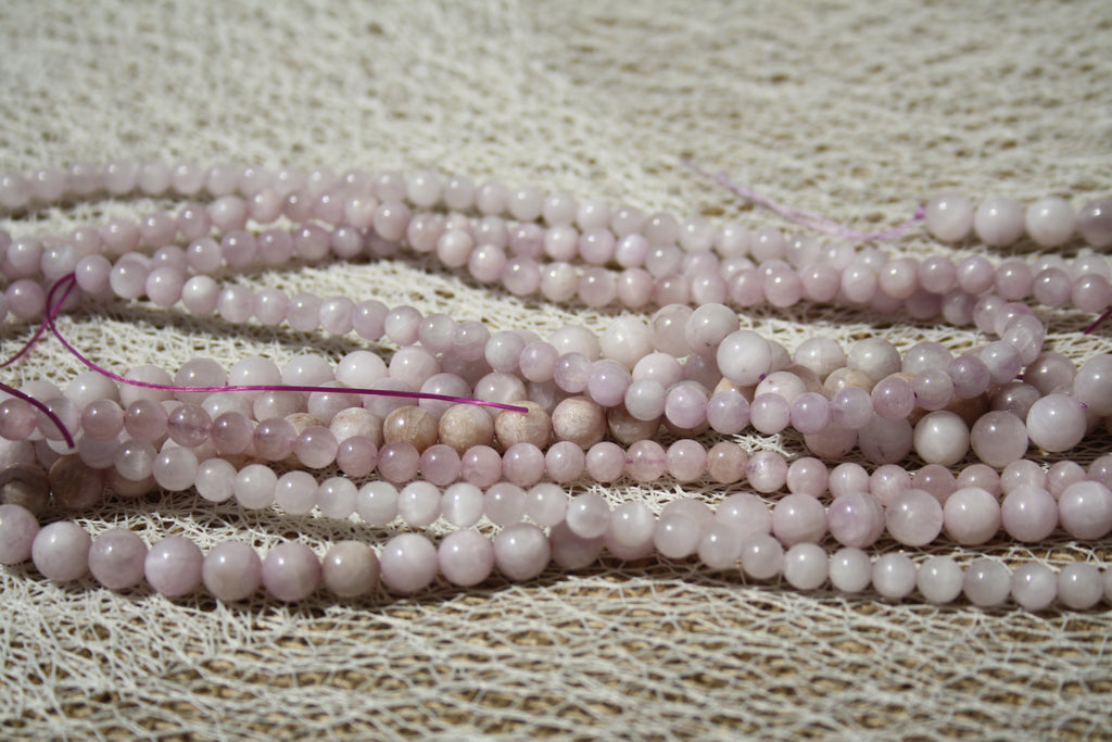 Kunzite Naturelle – Lignes de Perles Rondes 6 mm et 8 mm