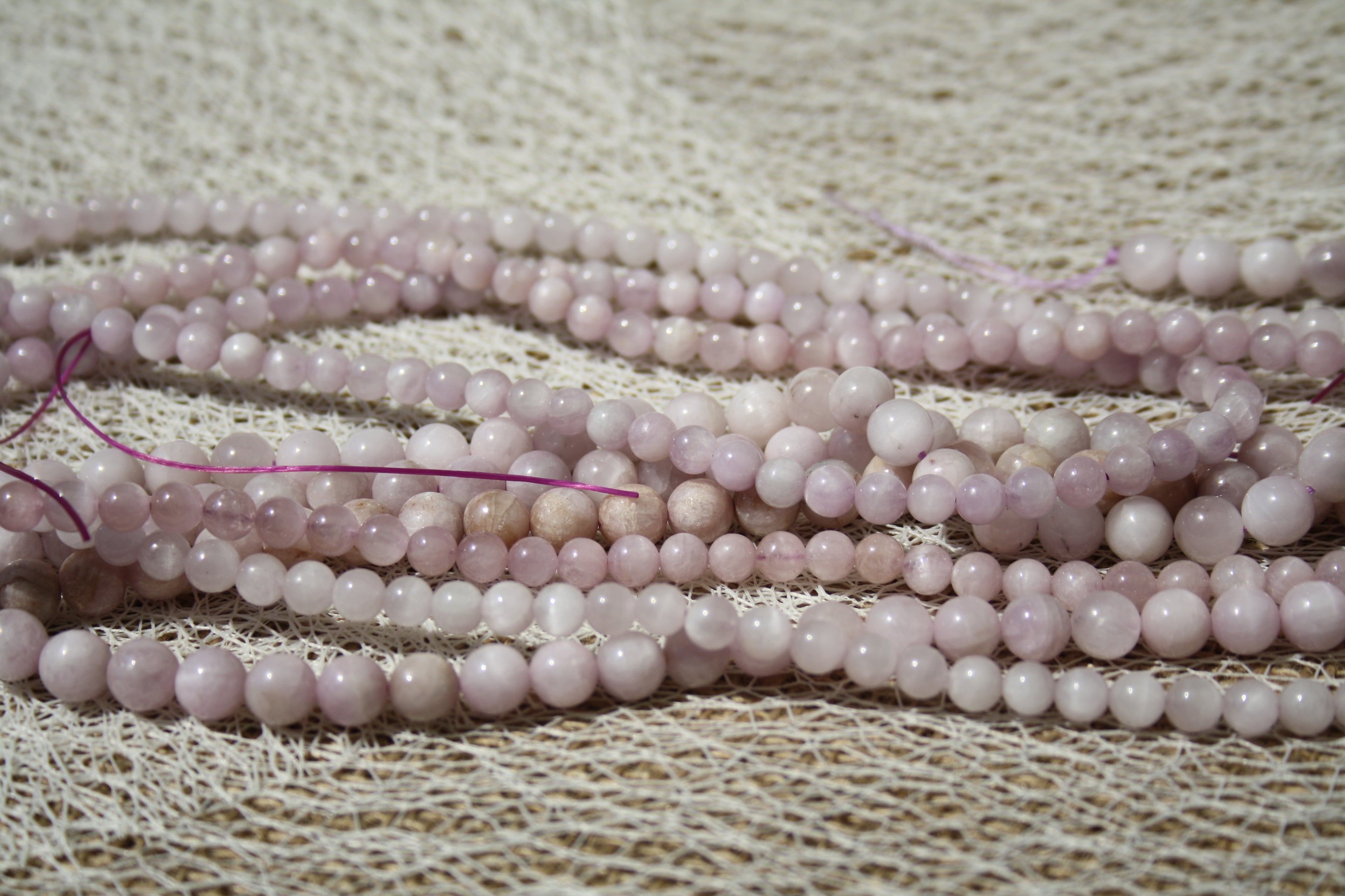 Kunzite Naturelle – Lignes de Perles Rondes 6 mm et 8 mm