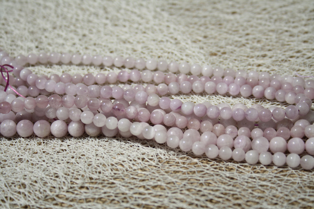 Kunzite Naturelle – Lignes de Perles Rondes 6 mm et 8 mm
