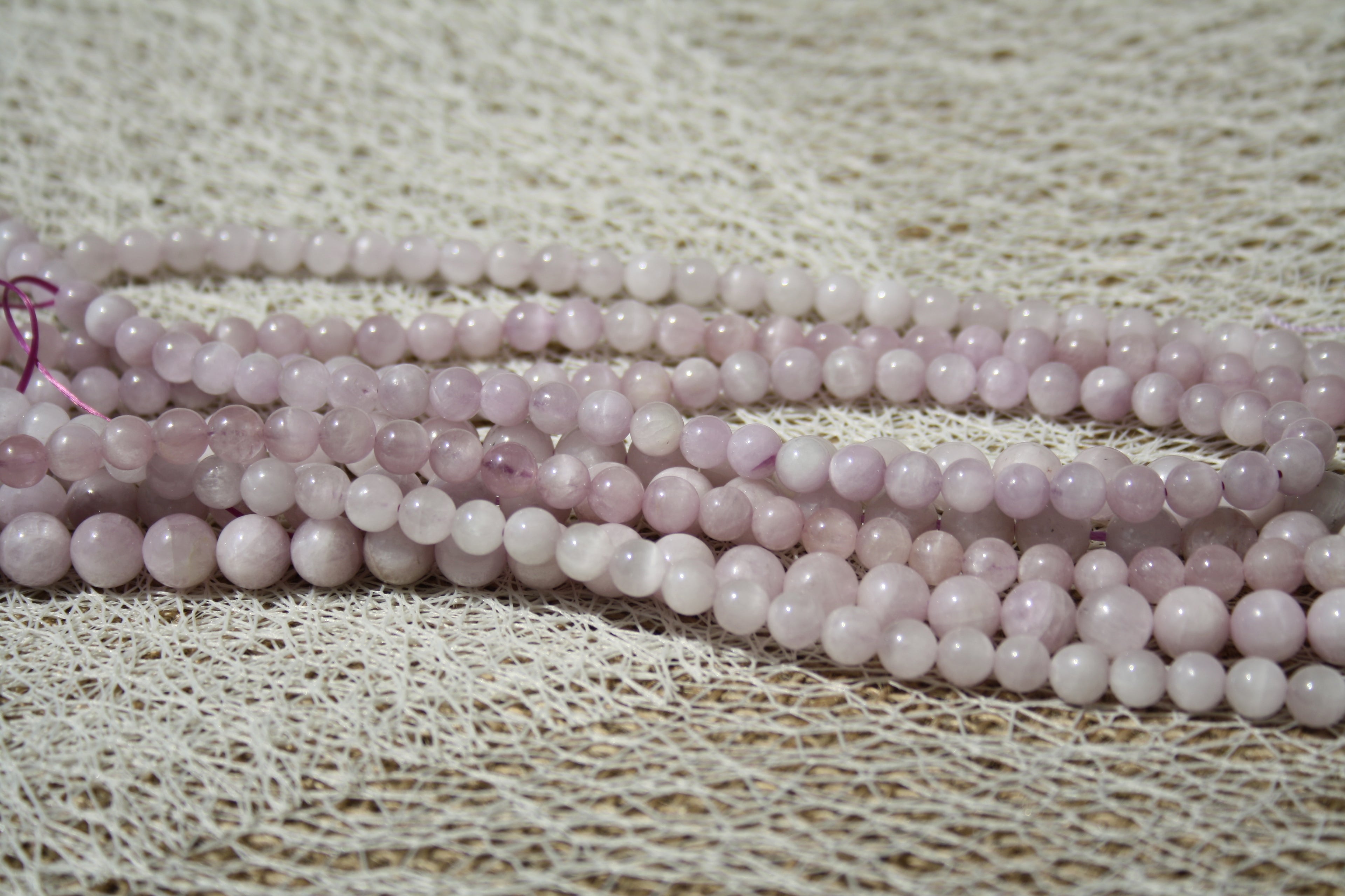 Kunzite Naturelle – Lignes de Perles Rondes 6 mm et 8 mm