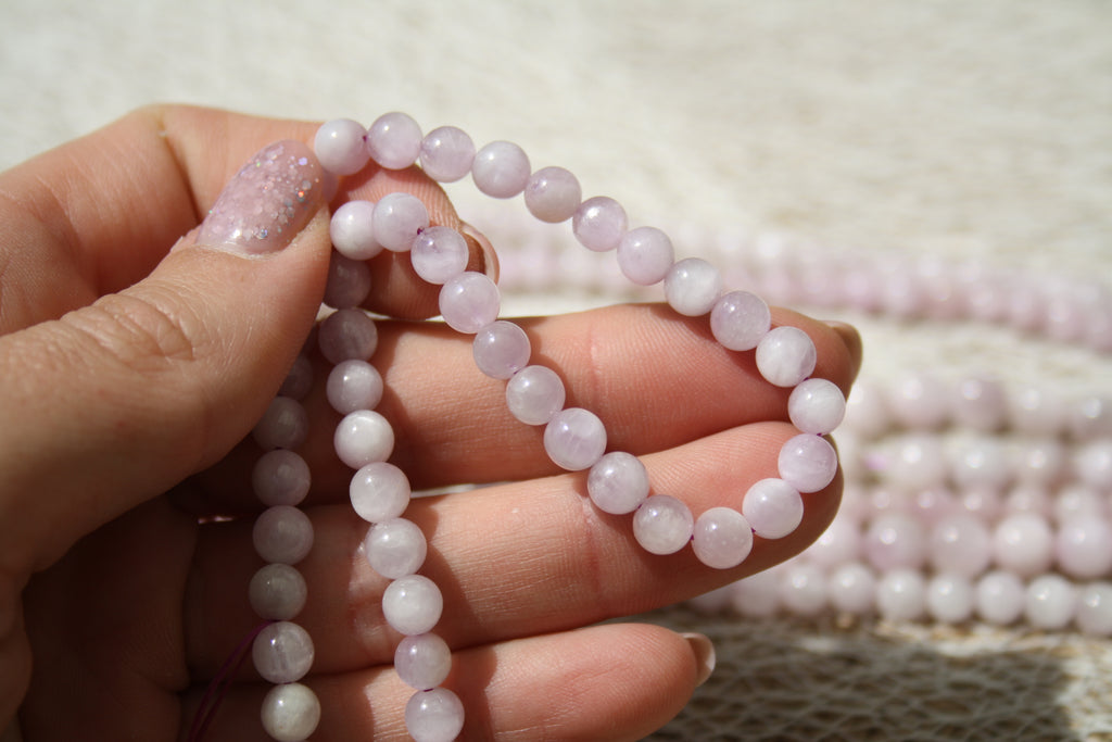 Kunzite Naturelle – Lignes de Perles Rondes 6 mm et 8 mm