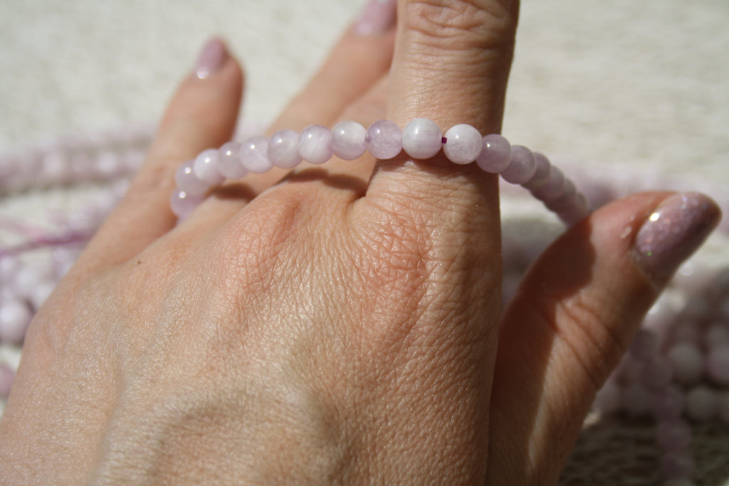 Kunzite Naturelle – Lignes de Perles Rondes 6 mm et 8 mm