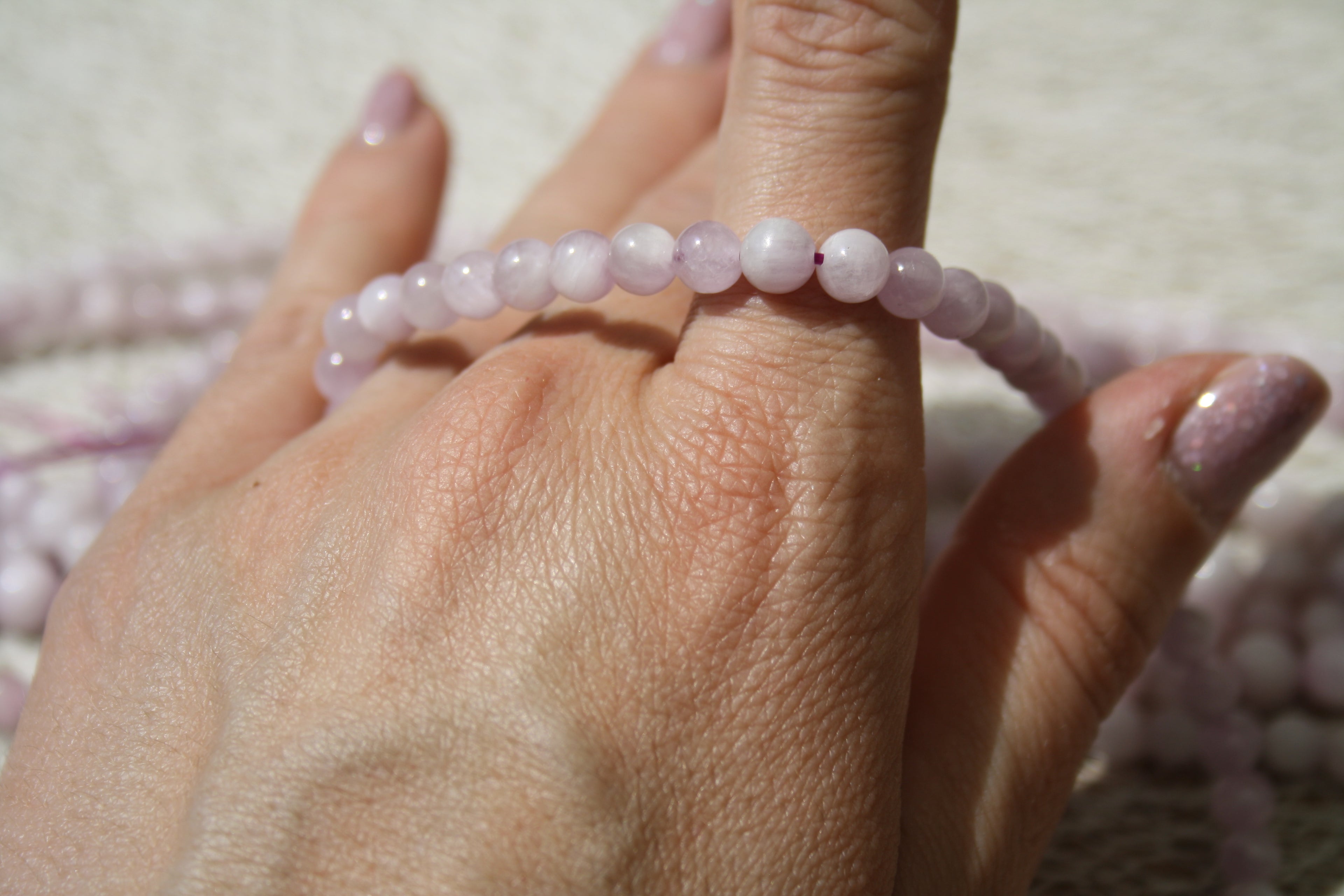 Kunzite Naturelle – Lignes de Perles Rondes 6 mm et 8 mm