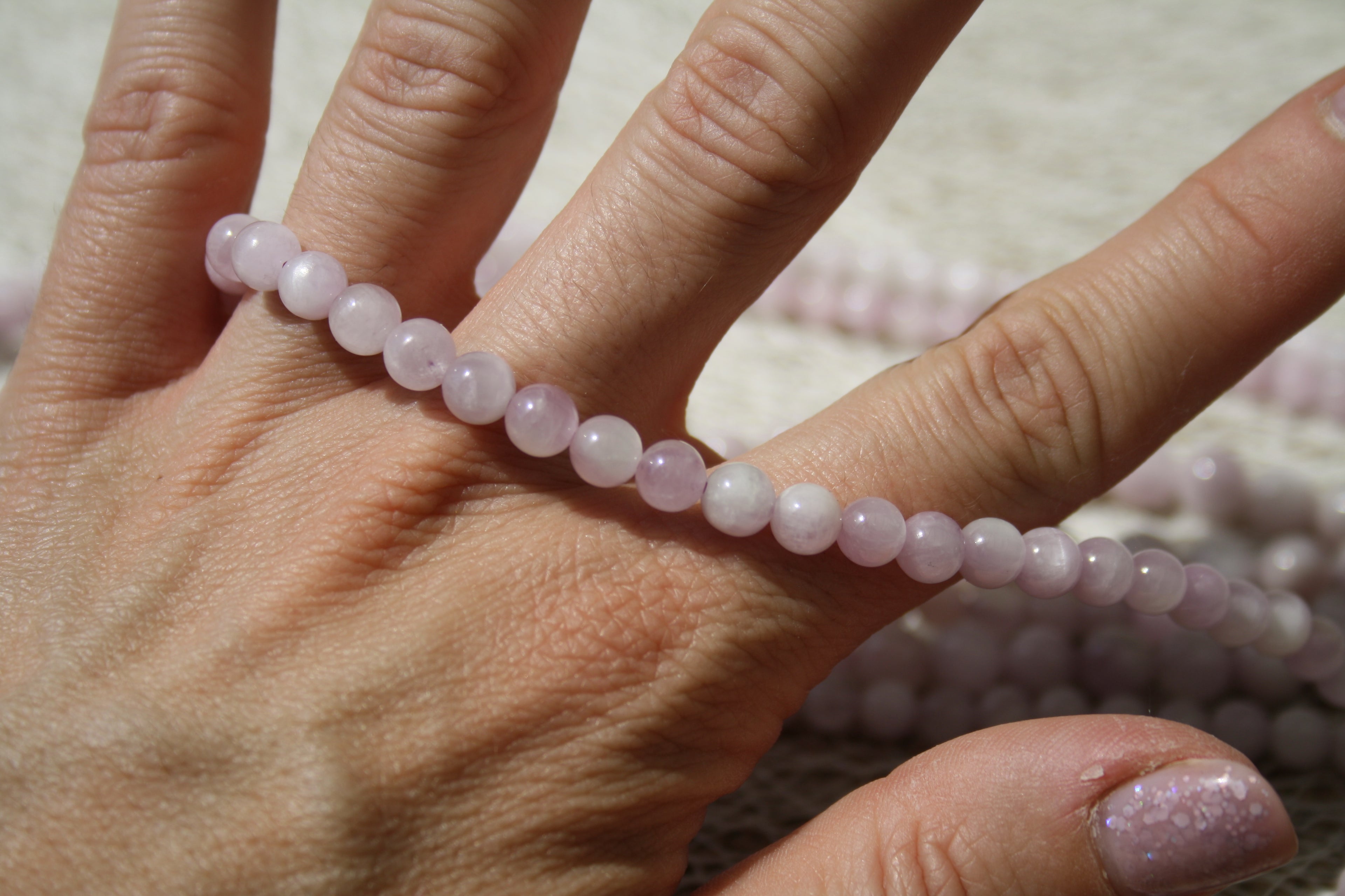 Kunzite Naturelle – Lignes de Perles Rondes 6 mm et 8 mm