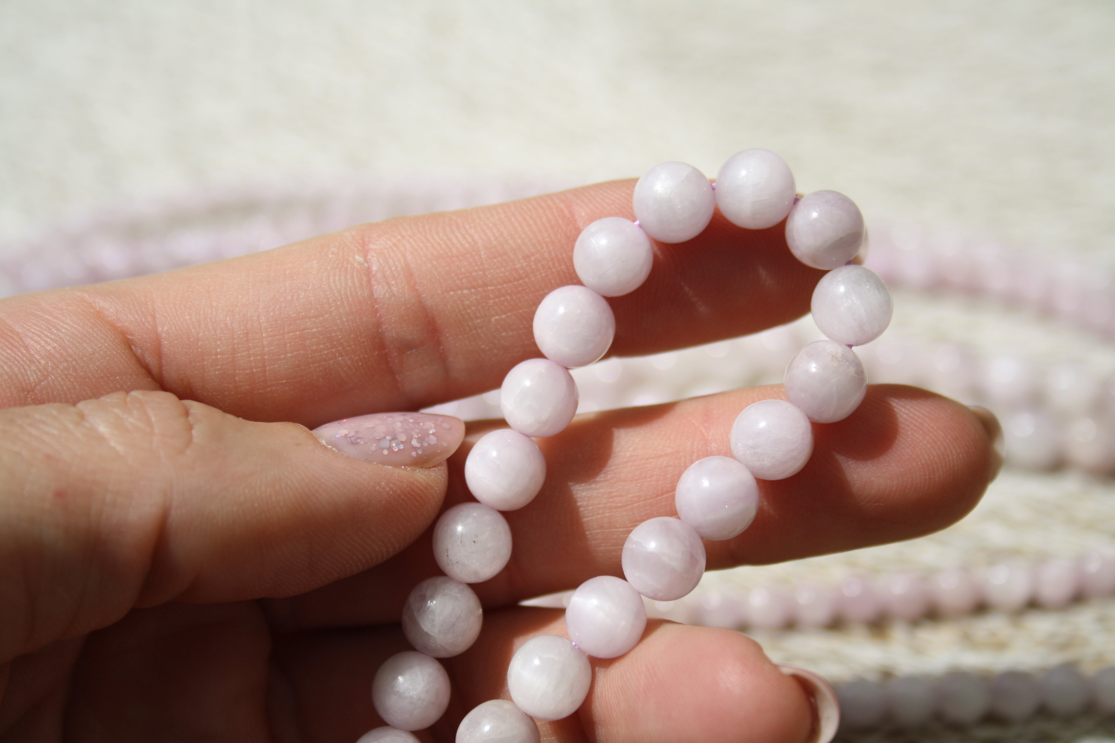 Kunzite Naturelle – Lignes de Perles Rondes 6 mm et 8 mm