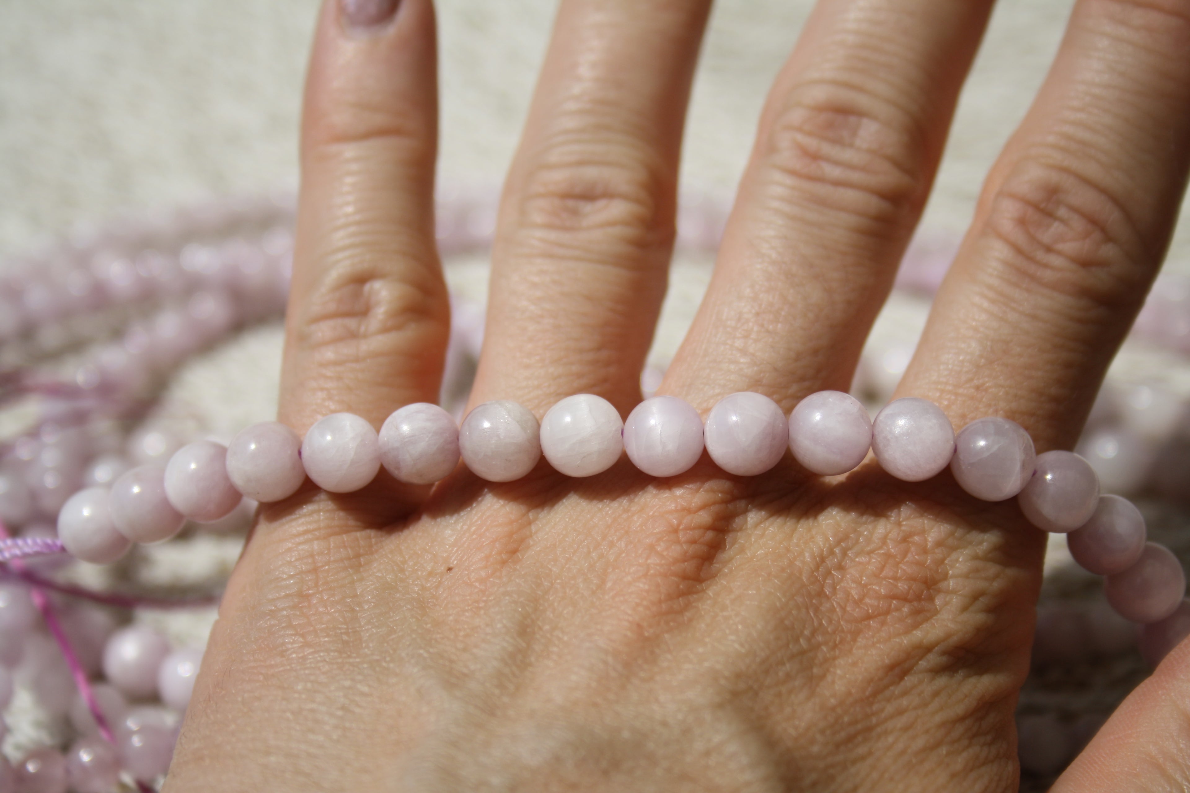 Kunzite Naturelle – Lignes de Perles Rondes 6 mm et 8 mm
