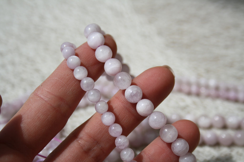 Kunzite Naturelle – Lignes de Perles Rondes 6 mm et 8 mm
