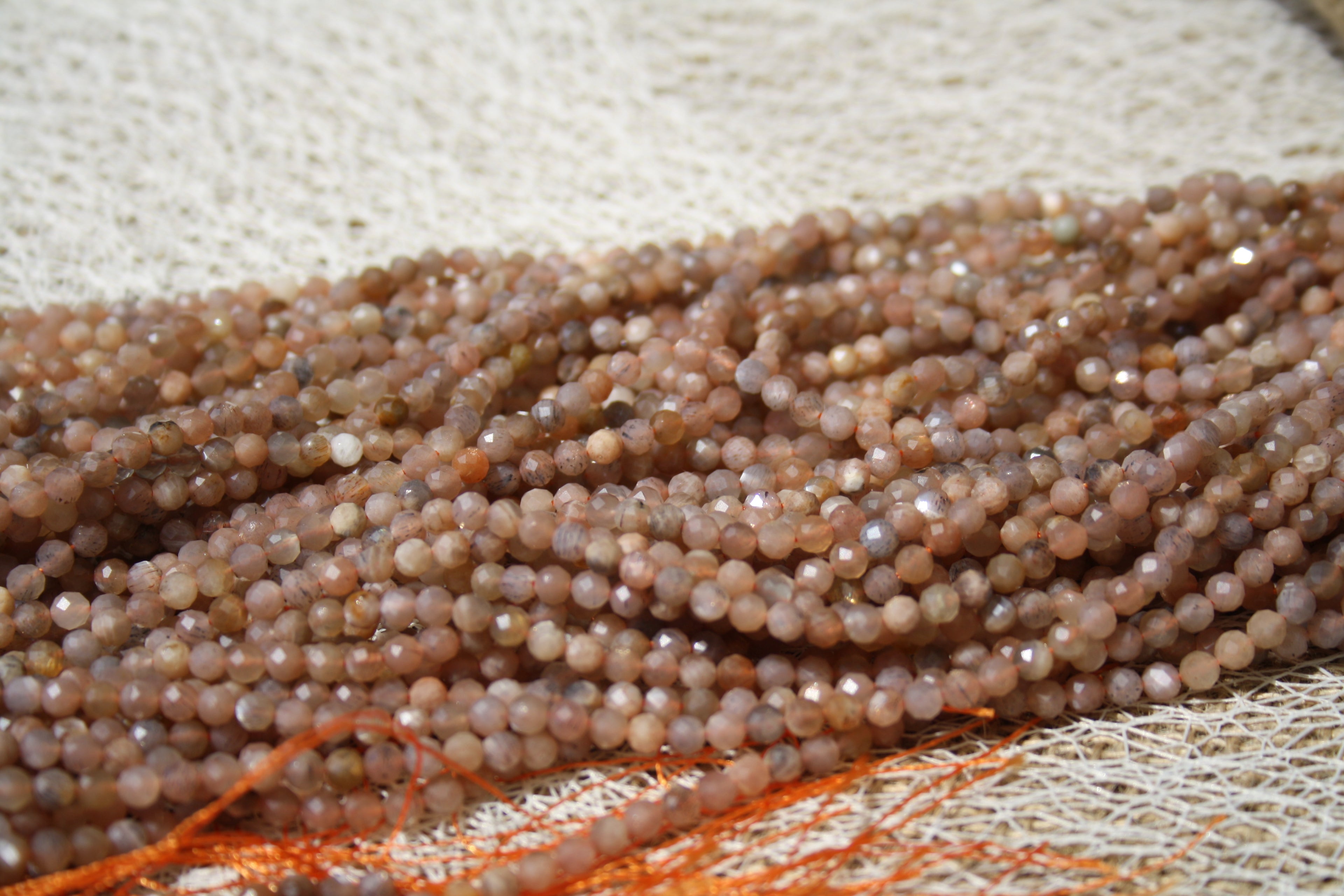 Pierre de lune mix couleur Naturelle – Lignes de Perles Facettes