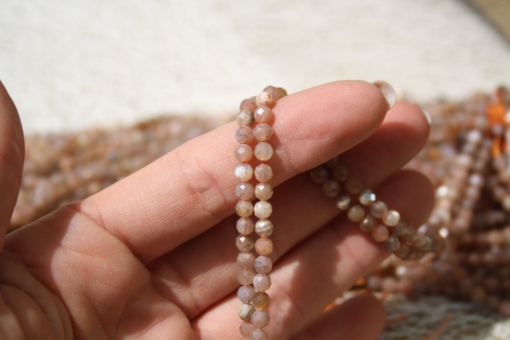 Pierre de lune mix couleur Naturelle – Lignes de Perles Facettes