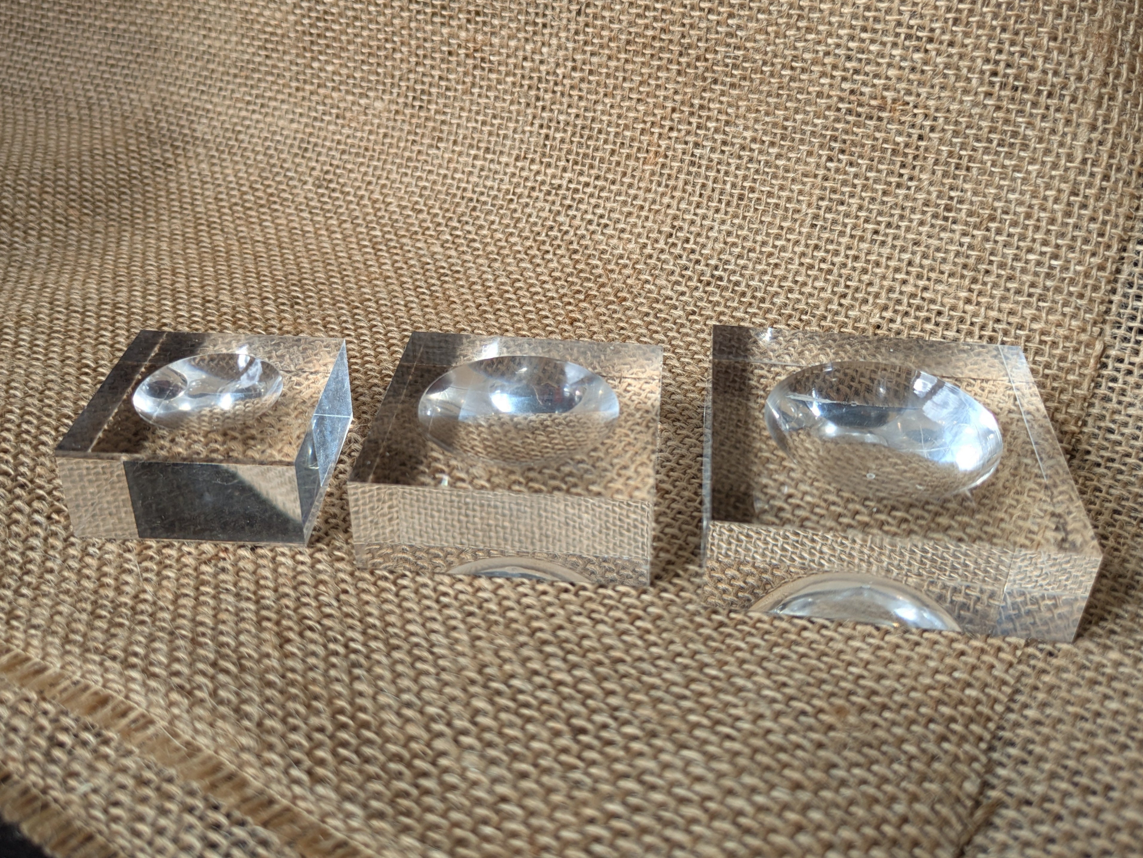 Socle à Boule en Plexiglass Transparent 2 cm - Support pour Sphères et Minéraux