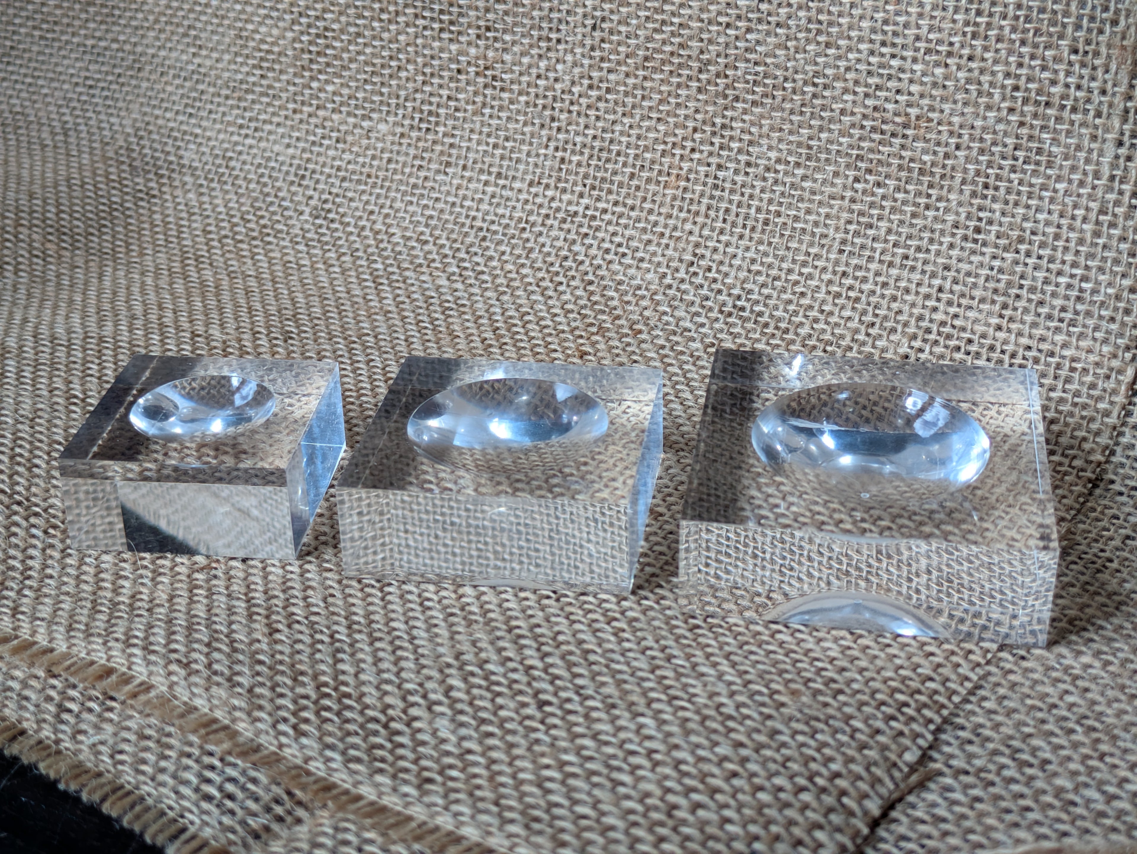 Socle à Boule en Plexiglass Transparent 2 cm - Support pour Sphères et Minéraux