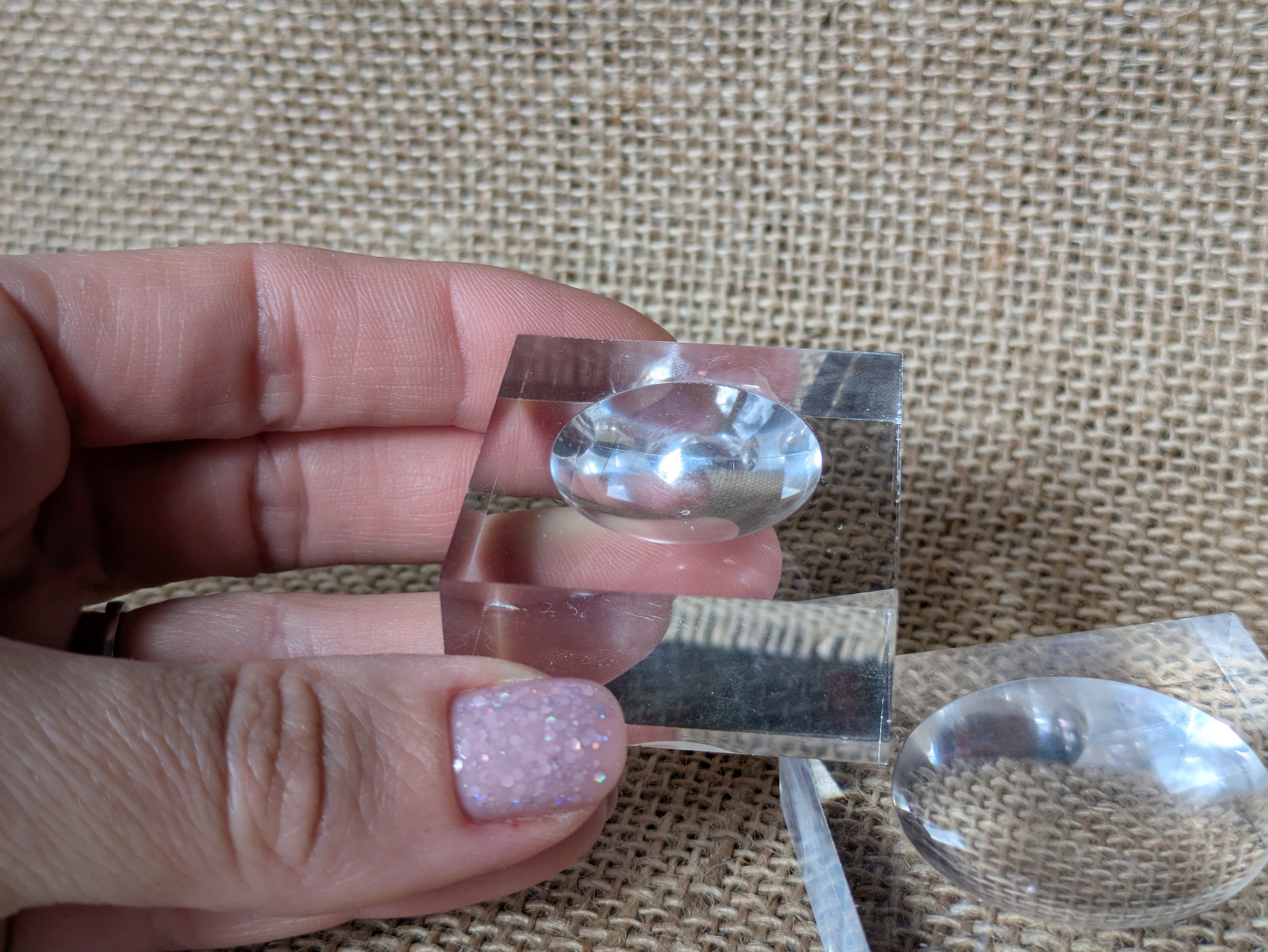 Socle à Boule en Plexiglass Transparent 2 cm - Support pour Sphères et Minéraux