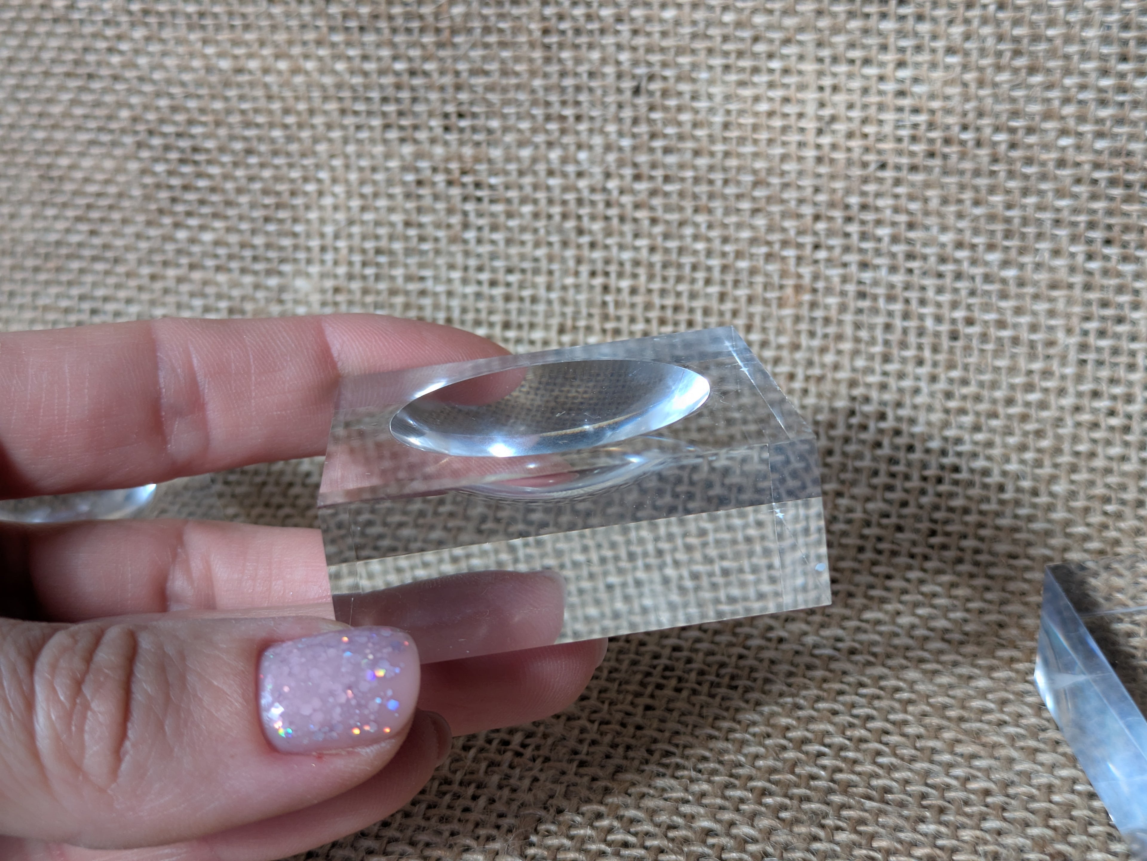 Socle à Boule en Plexiglass Transparent 2 cm - Support pour Sphères et Minéraux