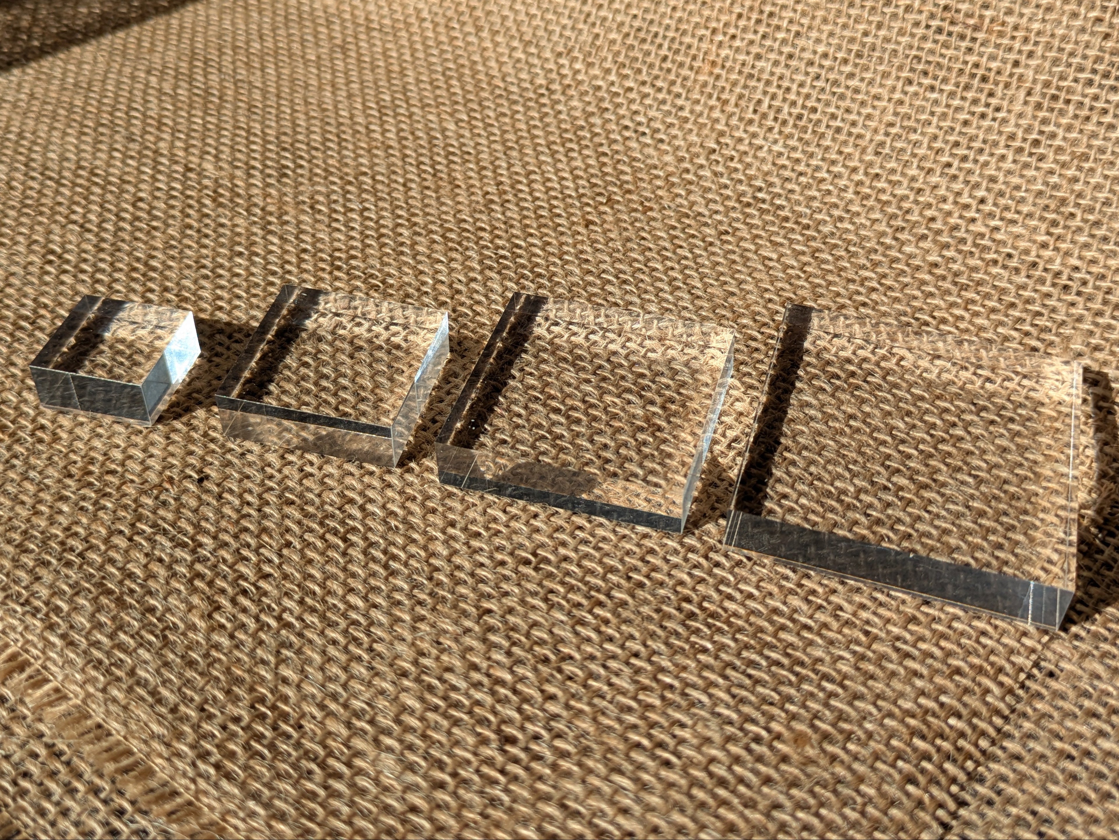 Socle en Plexiglass Transparent 1 cm - Support de Présentation Carré