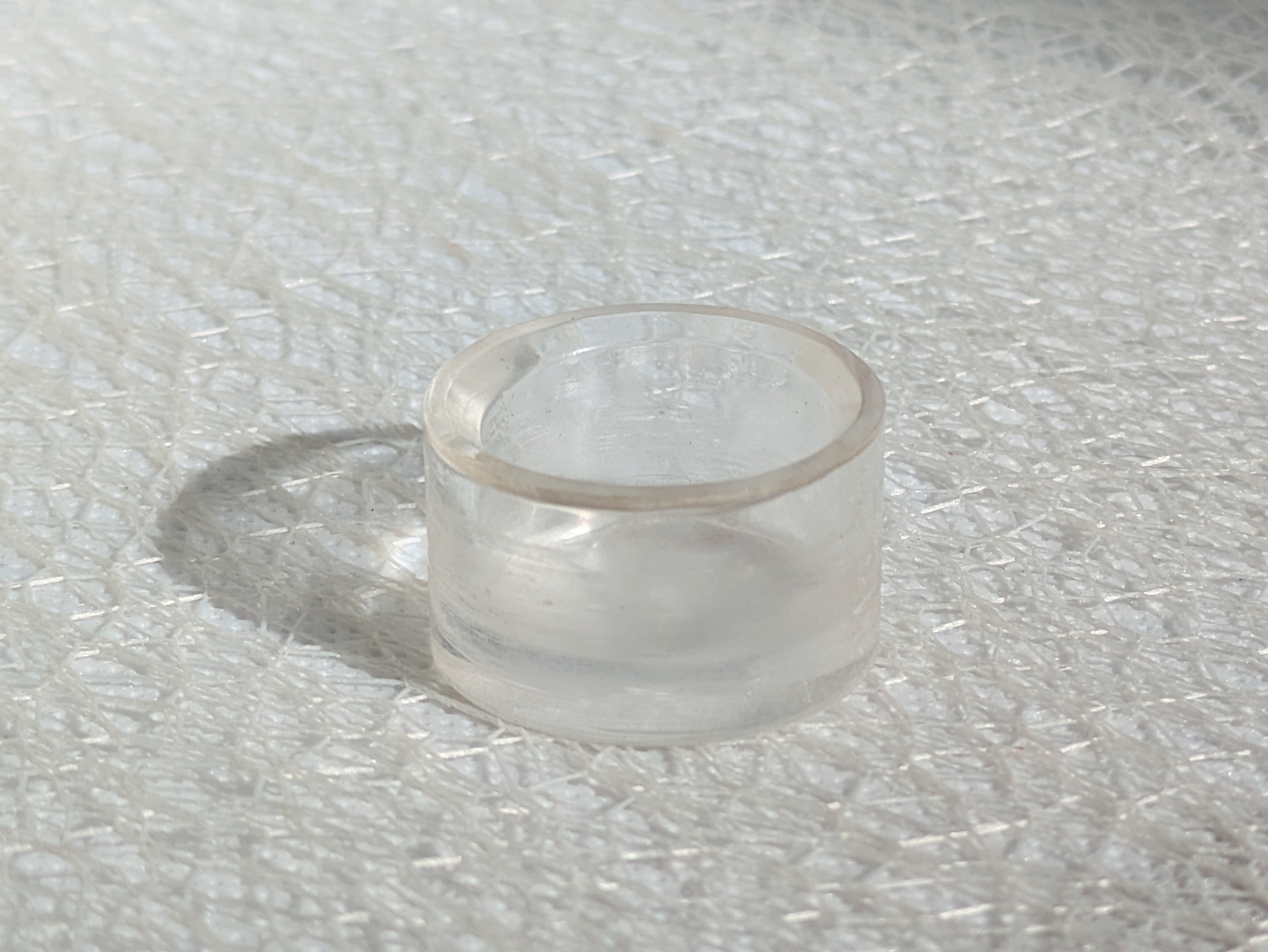 Socle transparent discret pour boules et œufs en pierre – support de présentation stable