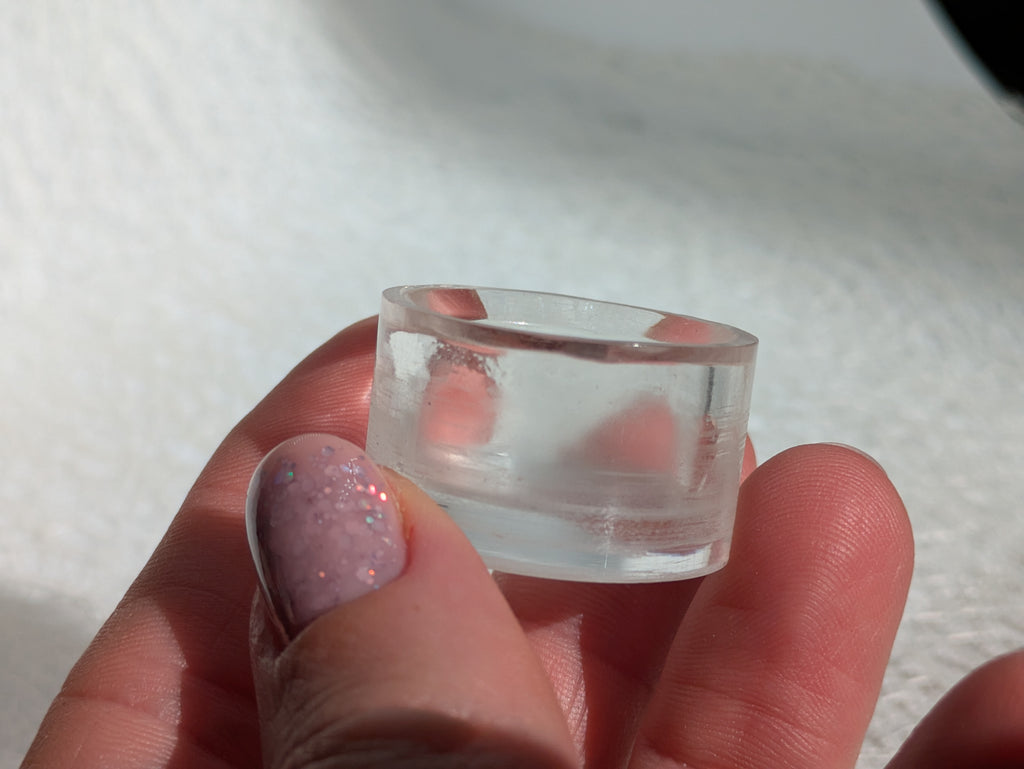 Socle transparent discret pour boules et œufs en pierre – support de présentation stable