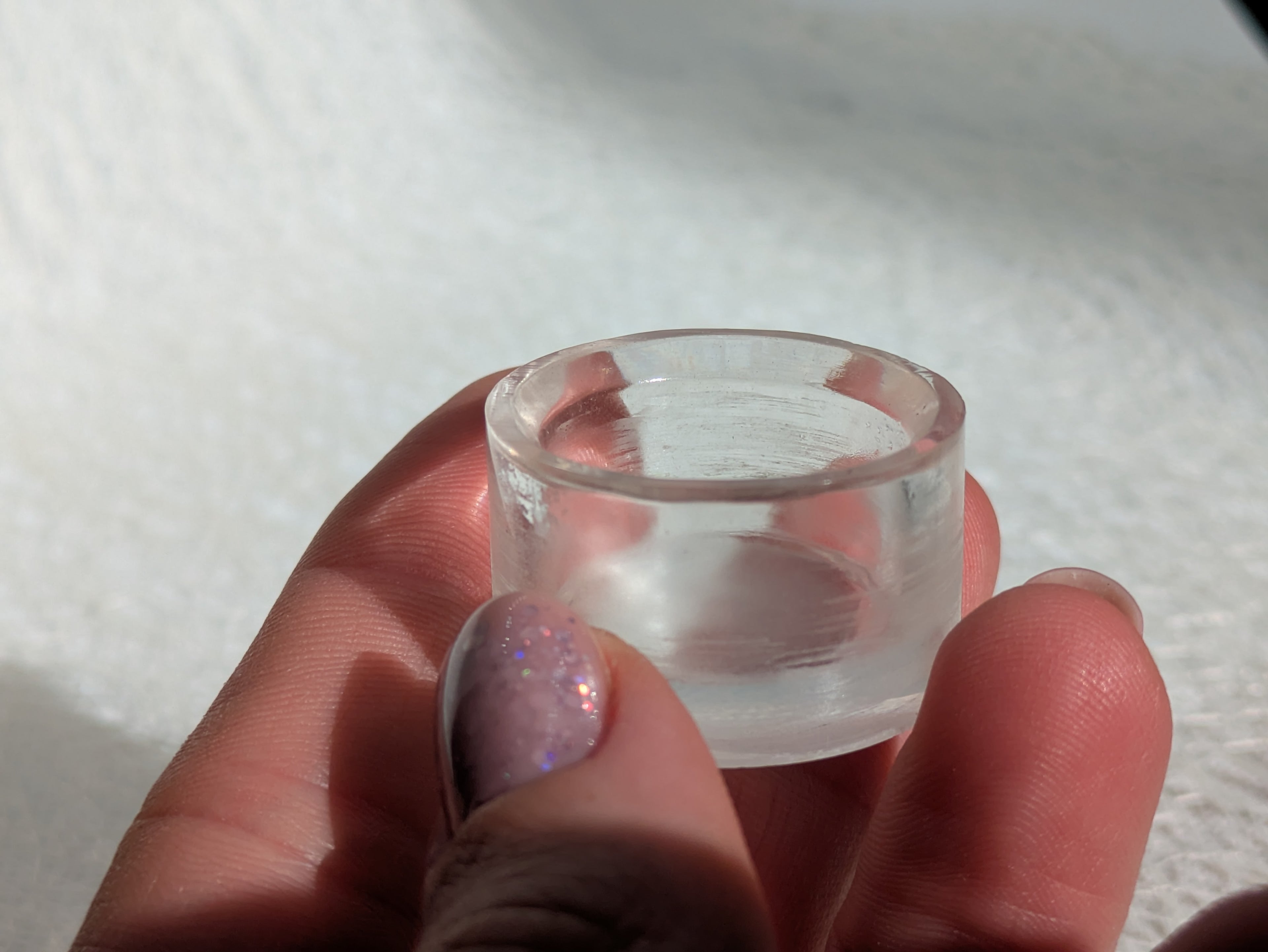 Socle transparent discret pour boules et œufs en pierre – support de présentation stable