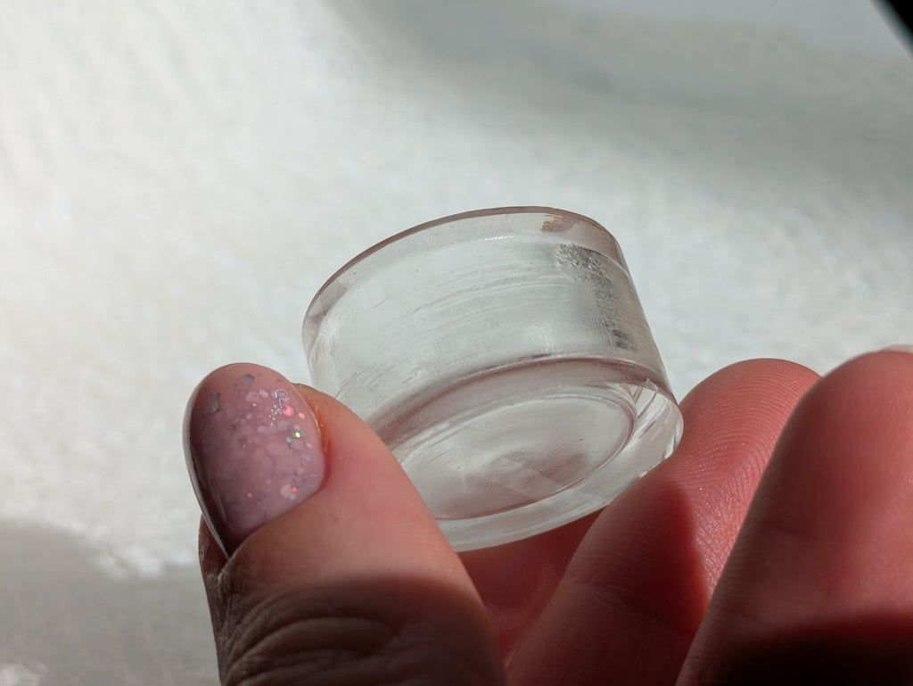Socle transparent discret pour boules et œufs en pierre – support de présentation stable