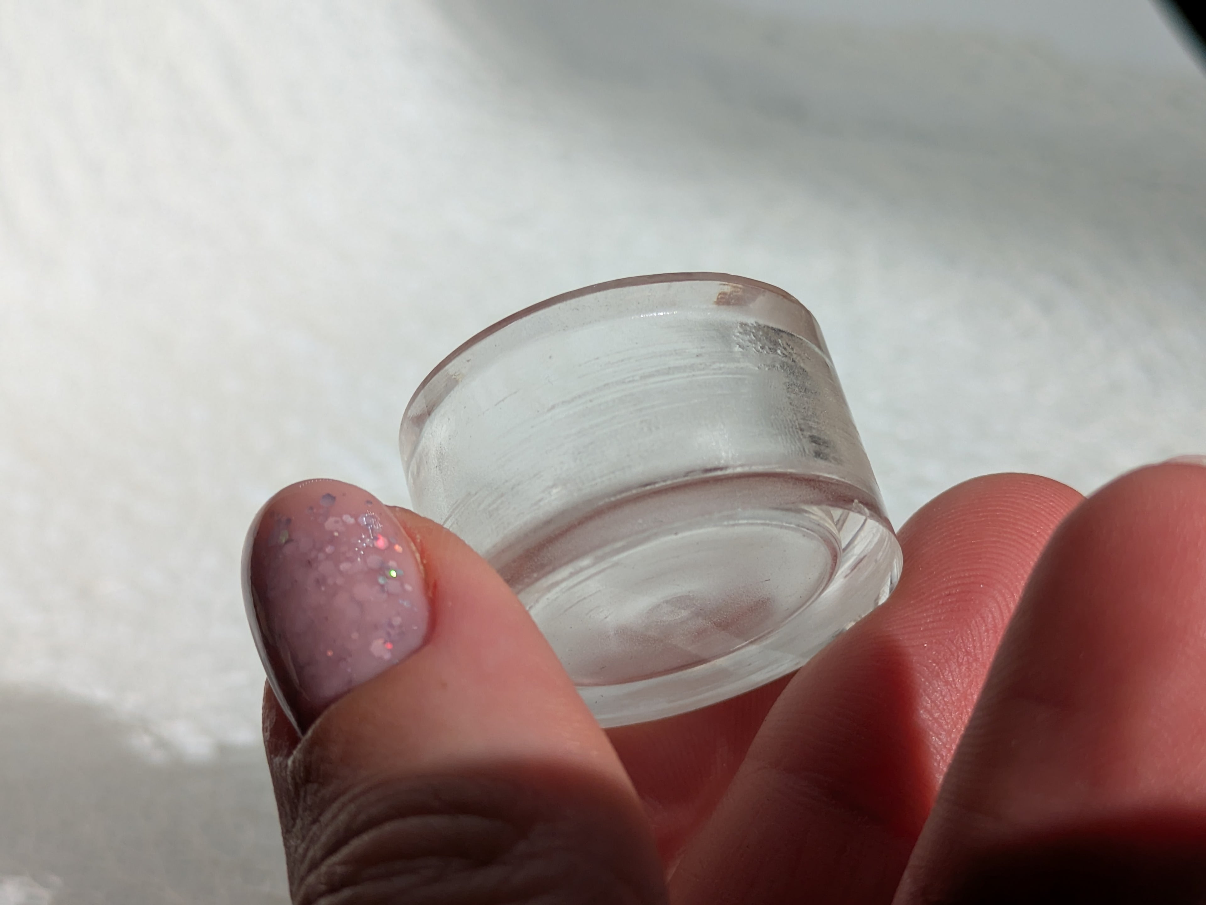 Socle transparent discret pour boules et œufs en pierre – support de présentation stable