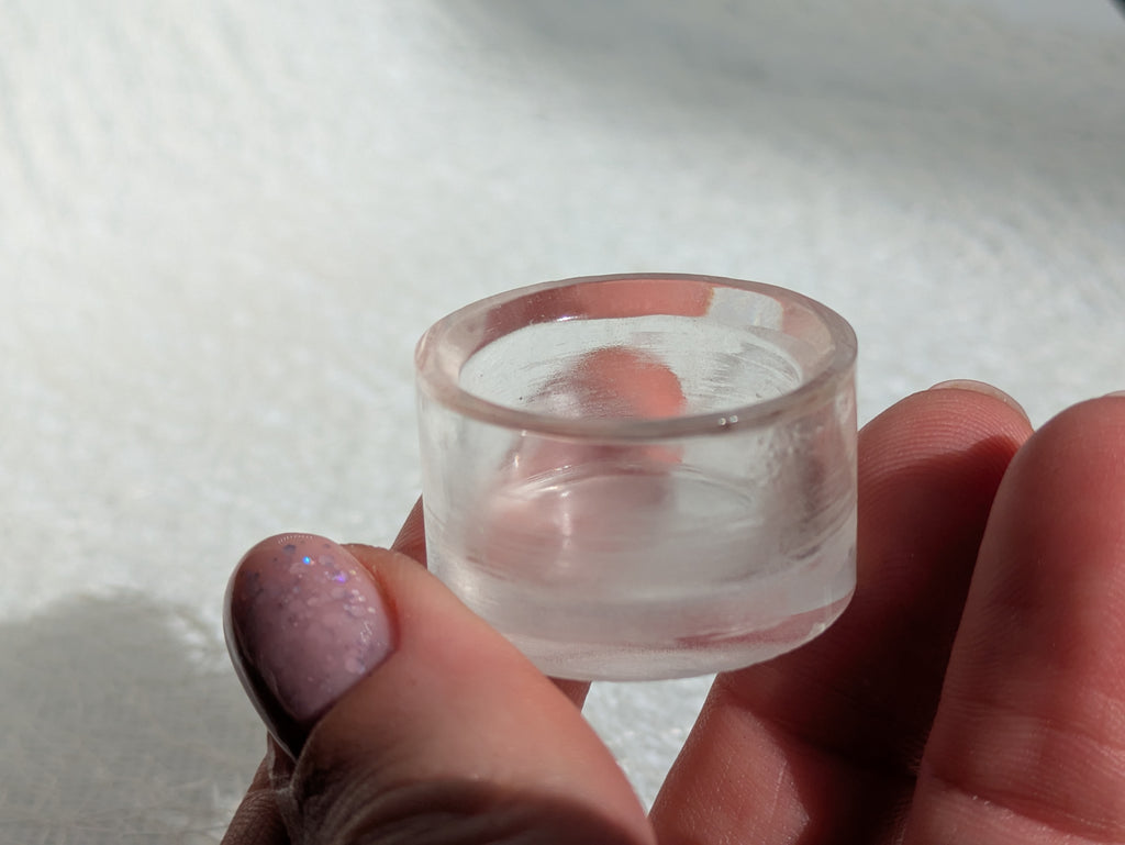 Socle transparent discret pour boules et œufs en pierre – support de présentation stable