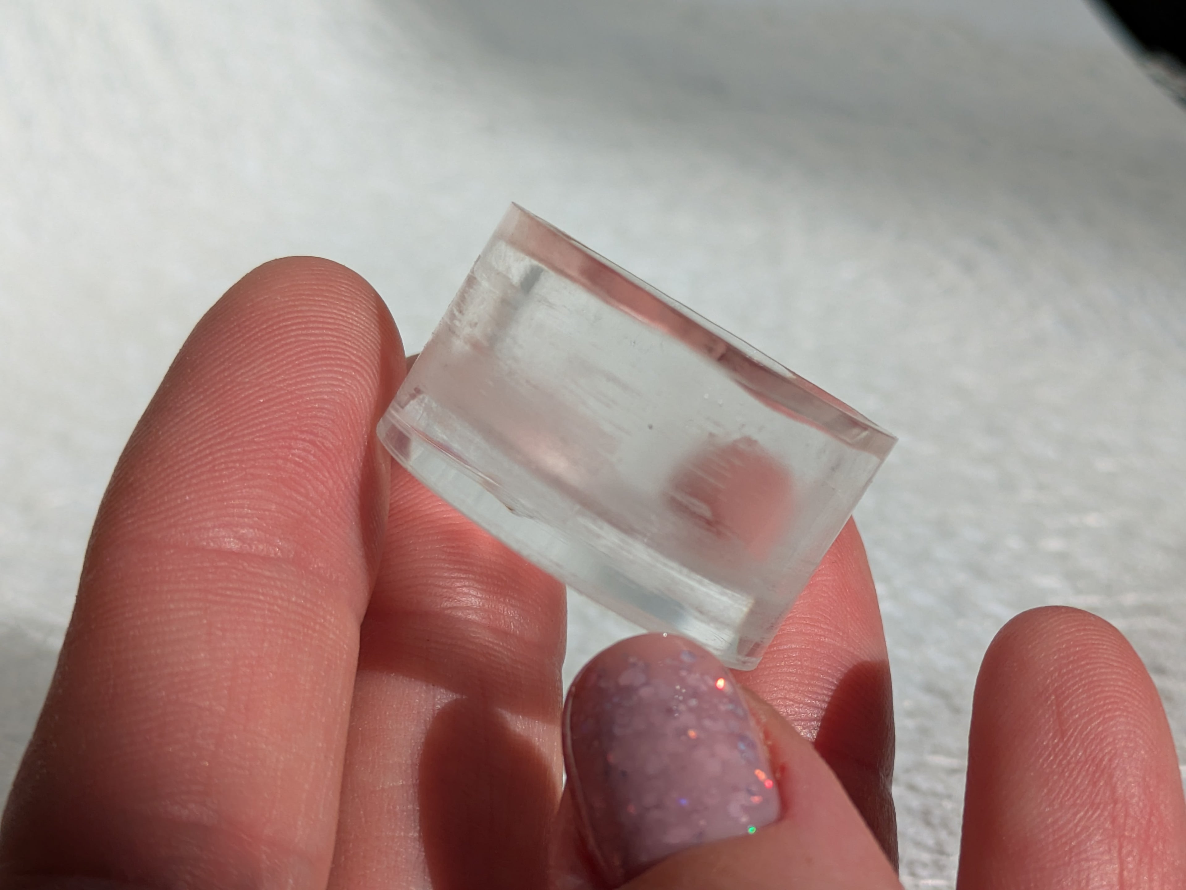 Socle transparent discret pour boules et œufs en pierre – support de présentation stable