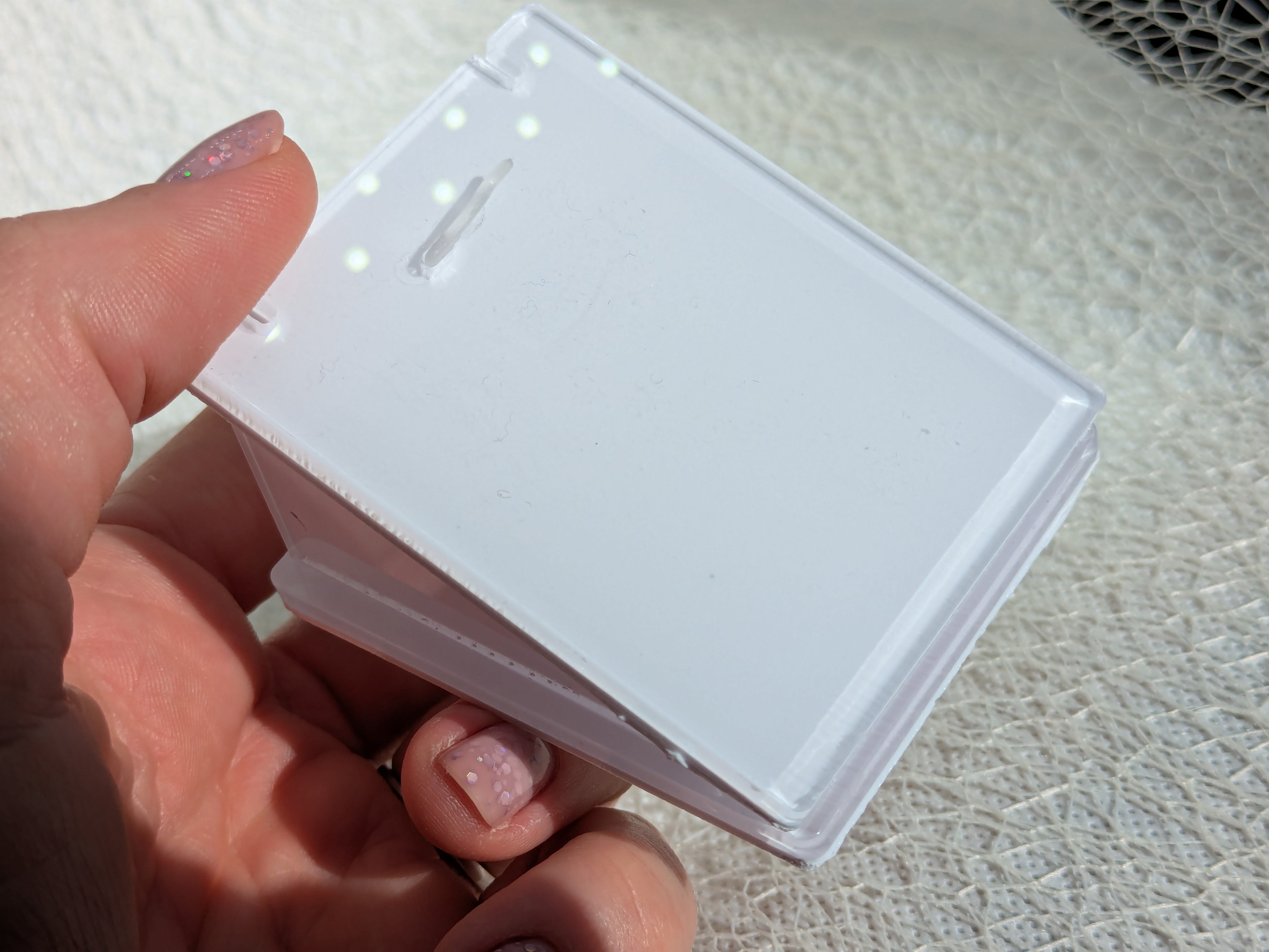 Socle Blanc pour Pendentif – Support de Présentation Simple et Élégant